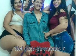 Hot_girls_threesome_x